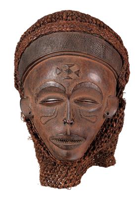 Tschokwe, Angola, DR Kongo, Sambia: Eine Maske, ‘Mwana pwo’ genannt (das ‘schöne Mädchen’), mit Frisur. - Tribal Art