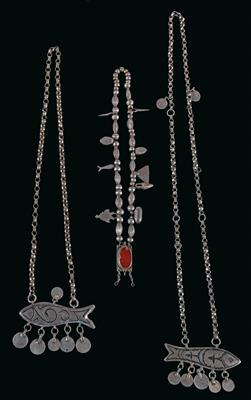 Tunesien, Afghanistan: 3 Halsketten aus bestem Silber, 2 aus Tunesien (mit  Fischen), eine aus Afghanistan (mit Karneol-Anhänger). - Tribal Art  06.04.2017 - Rufpreis: EUR 300 - Dorotheum