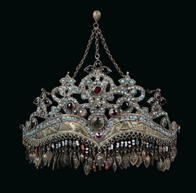 Uzbekistan, Tajikistan: a rare, old ‘bridal crown’ made of silver, gilded in parts, with turquoise coloured ornamental stones, glass, coral, and many pendants. - Mimoevropské a domorodé umění