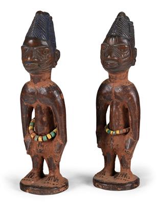 Yoruba, Nigeria: Ein Paar männliche Zwillings-Figuren ‘Ibeji’ (2 Stücke). Beide Figuren mit Gürteln aus gelben und grünen Glasperlen geschmückt. Stil: Erin, Oshogbo, Oyo. - Tribal Art