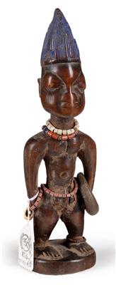 Yoruba, Nigeria: Eine alte, männliche Zwillings-Figur ‘Ibeji’, mit reichem Schmuck-Behang. Stil: Erin, Oyo.. - Tribal Art