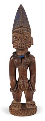 Yoruba, Nigeria: a single male twin figure, known as ‘ibeji’. With a necklace, and chains of glass beads on both arms. Style: Kisi, Oyo. - Mimoevropské a domorodé umění