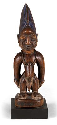 Yoruba, Nigeria: Eine männliche Zwillings-Figur ‘Ibeji’, mit einer hohen ‘Jäger-Kappe’. Stil: Oshogbo, Oyo. - Tribal Art