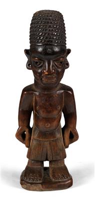 Yoruba, Nigeria: Eine männliche Zwillings-Figur ‘Ibeji’. Mit hoher ‘Turm-Frisur’ und Hose. Ein seltener Typ. Stil: Ado Odo, Awori. - Tribal Art