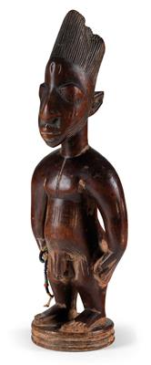 Yoruba, Nigeria: Eine schöne, männliche Zwillings-Figur ‘Ibeji’, im berühmten Stil der Schnitzer-Dynastie Igbuke aus der Stadt Oyo. - Tribal Art