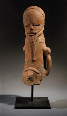 An exceptional Katsina regal figure, Nigeria. - Source