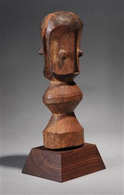 An exceptional cubistic Bembe figure, Democratic Republic of Congo. Around 1900. - Source