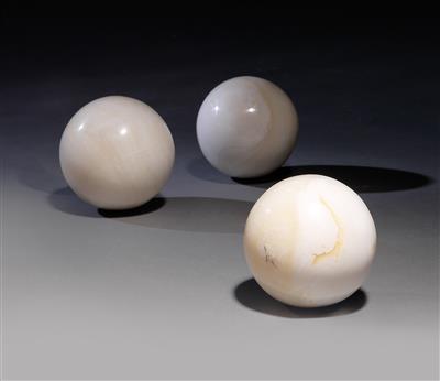 Three Bénitier-shell balls. - Tribal Art