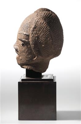 A monumental and archaic Nok head, Nigeria. - Tribal Art