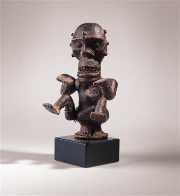 Tanz-Aufsatz mit sitzender Figur Ejhagham Nigeria, an der Grenze zu Kamerun. - Tribal Art