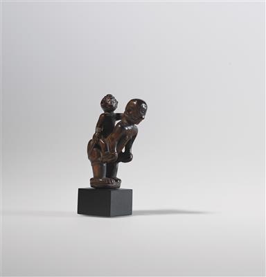 An unusual Lombok figure, probably made as a keris handle, 19th century. - Tribal Art