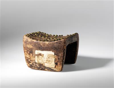 An old Congo dignitary seat with copper nails. - Mimoevropské a domorodé umění
