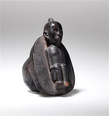A Batak Pupuk horn cover with figure. - Tribal Art