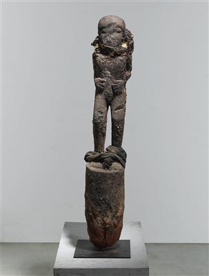 A large ancestor post with collar. - Mimoevropské a domorodé umění