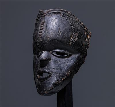 A large Ibibio mask, - Mimoevropské a domorodé umění
