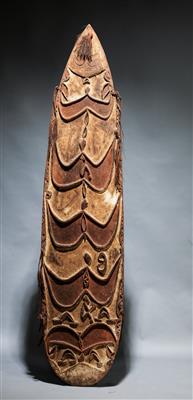 Sehr feiner und außergewöhnlicher Asmat-Schild mit stilisierten Flughund-Motiven. - Stammeskunst/Tribal-Art