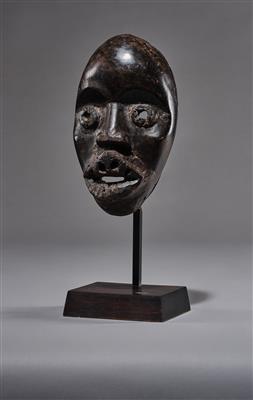 An archaic Dan mask. - Tribal Art