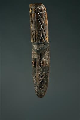 An early collected Sepik mask, Papua New Guinea. - Arte Tribale