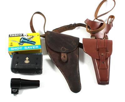 Konvolut bestehend aus zwei Pistolen-/Revolvertaschen und einer 'Tasco' Einschußhilfe - Lovecké, sportovní a sběratelské zbraně