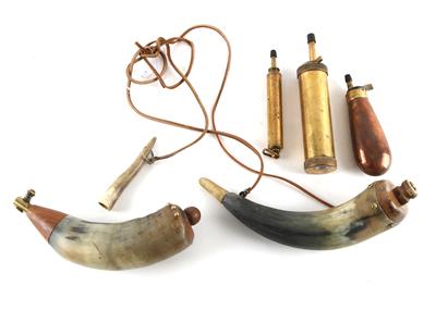 Konvolut bestehend aus fünf Pulverhörnern, - Jagd-, Sport- und Sammlerwaffen