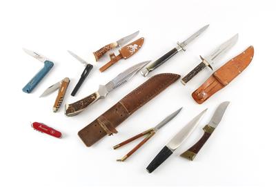 Konvolut bestehend aus sieben Klappmessern und vier feststehenden Messern, - Jagd-, Sport- und Sammlerwaffen