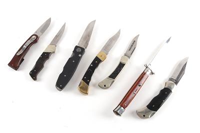 Konvolut aus 6 Klappmessern darunter Gerber, Buck, Fox, Winchester 1 Springmesser und 8 Scheiden/Taschen, - Jagd-, Sport- und Sammlerwaffen