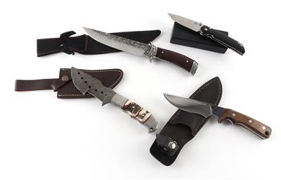 Konvolut aus drei feststehenden Messern und einem Klappmesser, darunter ein Damastmesser mit Horngriff - Lovecké, sportovní a sběratelské zbraně