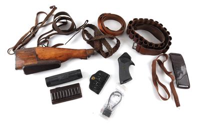 Konvolut aus Waffenschloss, einem Holzschaft mit innenliegender gefederter Putzganitur, einem Pachmayr Vorderschaft - Sporting and Vintage Guns