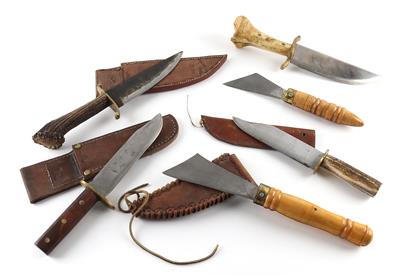 Konvolut aus zehn geschmiedeten und geschärften feststehenden Messern mit teilweise Horn- und Knochengriffen, - Armi da caccia, competizione e collezionismo