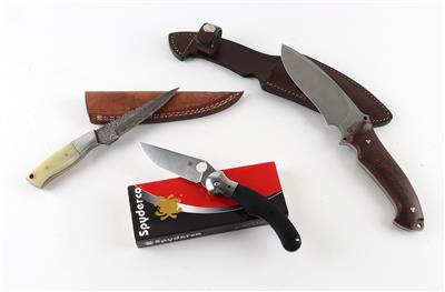 Konvolut aus zwei feststehenden Messern und einem Klappmesser, darunter ein Böker Arbolito - Armi da caccia, competizione e collezionismo