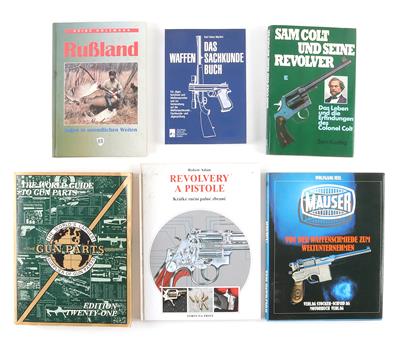 Großkonvolut aus diversen Bedienungsanleitungen, ca 20 waffentechnischen und jagdlichen Büchern, 2 jagdlichen Dvds, - Jagd-, Sport- und Sammlerwaffen