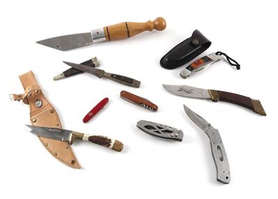 Konvolut aus 2 Messern mit Scheide, 7 Klappmessern, - Jagd-, Sport- und Sammlerwaffen