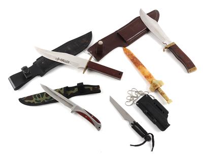 Konvolut aus 4 Messern mit Scheide und einem Steinmesser, - Jagd-, Sport- und Sammlerwaffen