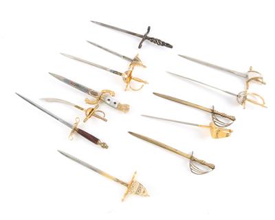 Großkonvolut aus 12 Brieföffnern in Form von Schwertern und Säbeln, - Jagd-, Sport- und Sammlerwaffen
