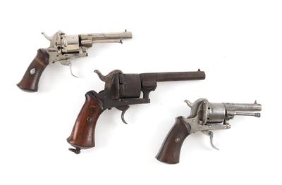 Konvolut aus drei Revolvern - vor 1900, darunter ein vernickelter Lefaucheux-Stiftfeuerrevolver, Kal.: 7 mm, - Armi da caccia, competizione e collezionismo