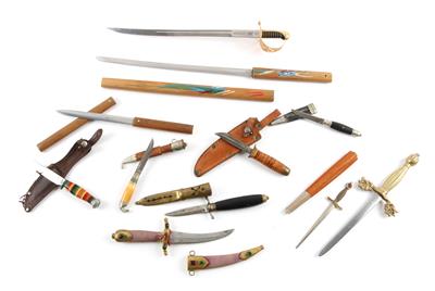 Konvolut aus Miniaturmessern, - Jagd-, Sport- und Sammlerwaffen