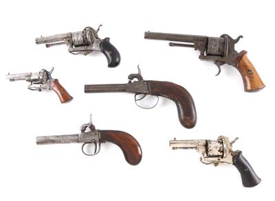 Konvolut Lefaucheux-Revolver und zwei einläufige Vorderlader, belgische Fertigung, drei mit Klappzüngel, - Sporting and Vintage Guns