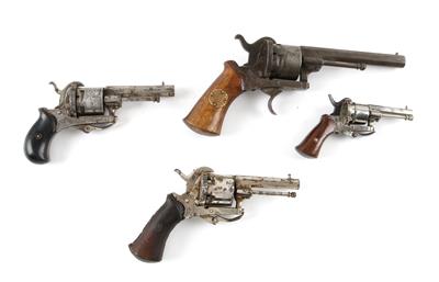 Konvolut von vier Lefaucheux-Revolvern, belgische Fertigung, drei mit Klappzüngel, Nr.: 29, Kal.: 7,5 mm, Nr.: 11, Kal.: 5 mm, - Jagd-, Sport- und Sammlerwaffen