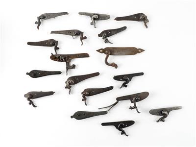 Konvolut aus 17 Hahn-Seitenschlössern, - Jagd-, Sport-, & Sammlerwaffen