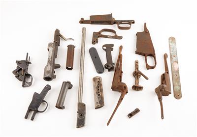 Konvolut aus diversen Waffenteilen, - Jagd-, Sport-, & Sammlerwaffen