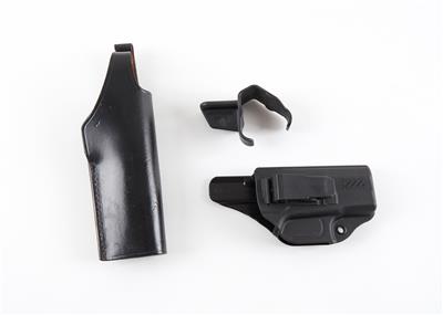 Konvolut aus Holstern und Hülsenabweiser, Holster Blade-Tech für Glock 43, Hülsenabweiser für AUG, Manticore Arms, Sickinger Holster, G-Man für 1911er, - Jagd-, Sport-, & Sammlerwaffen