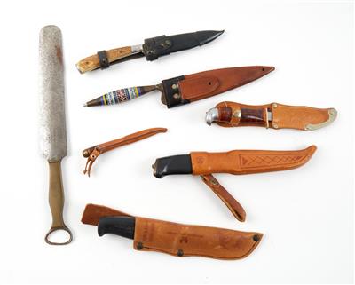 Konvolut aus vier Puukko, einem Nicker, einem feststehenden Messer und einem Werkzeug, - Lovecké, sportovní a sběratelské zbraně