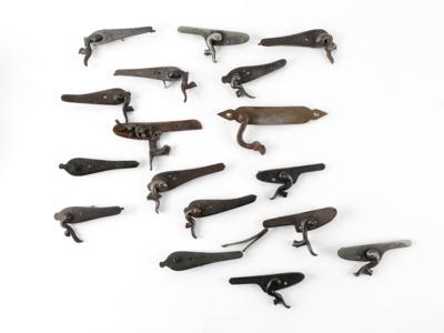 Konvolut aus 17 Hahn-Seitenschlössern, - Jagd-, Sport- und Sammlerwaffen