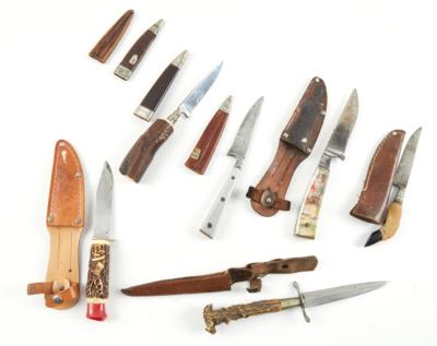 Konvolut aus 6 Erinnerungsmessern bzw. feststehenden Messern, - Jagd-, Sport-, & Sammlerwaffen