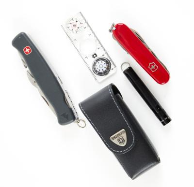 Schweizer Konvolut aus Wenger New Ranger Multifunktionstaschenmesser 57 und einem Victorinox Traveller Set klein, - Jagd-, Sport-, & Sammlerwaffen