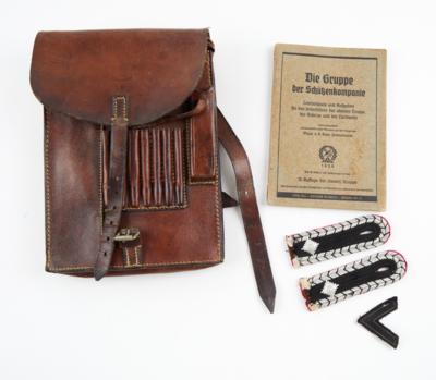 Konvolut Kartentasche braunes Noppenleder mit Lehrbuch 'Die Gruppe der Schützenkompanie' sowie Dienstgradabzeichen, - Sporting & Vintage Guns