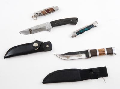 Konvolut aus 2 feststehenden Messern, eines von Fa Kandar mit 3-teiligem Holzgriff, - Armi da caccia, competizione e collezionismo