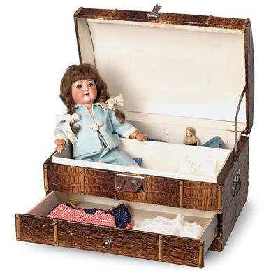 Puppenkoffer mit Puppe und Kleidungsstücken, - Hračky