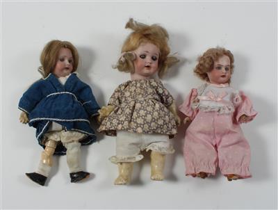 3 kleine Puppen mit Porzellan-Kurbelköpfen, - Toys