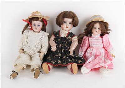 Konvolut von drei Puppen: - Spielzeug